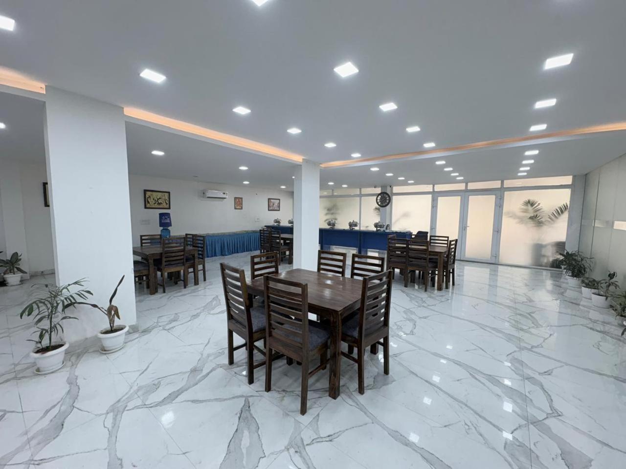 Pacific Inn Eco Central Gurgaon Eksteriør billede