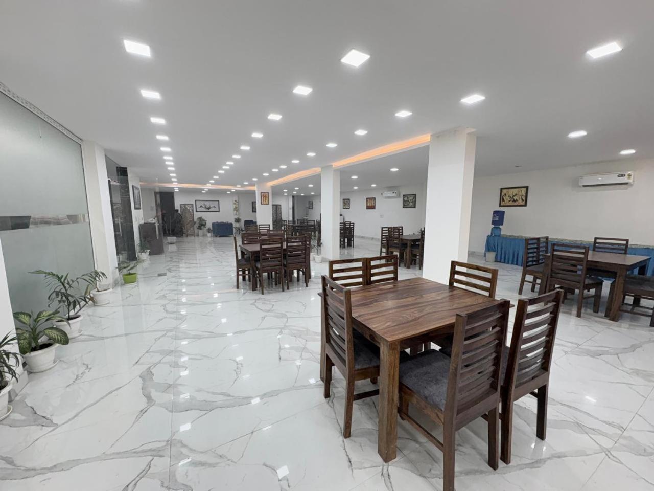 Pacific Inn Eco Central Gurgaon Eksteriør billede